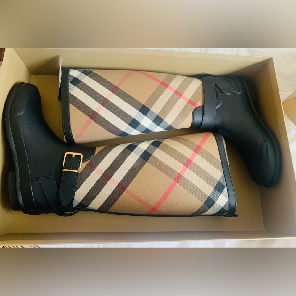 Burberry  Rain Boot Size Size Women (6)